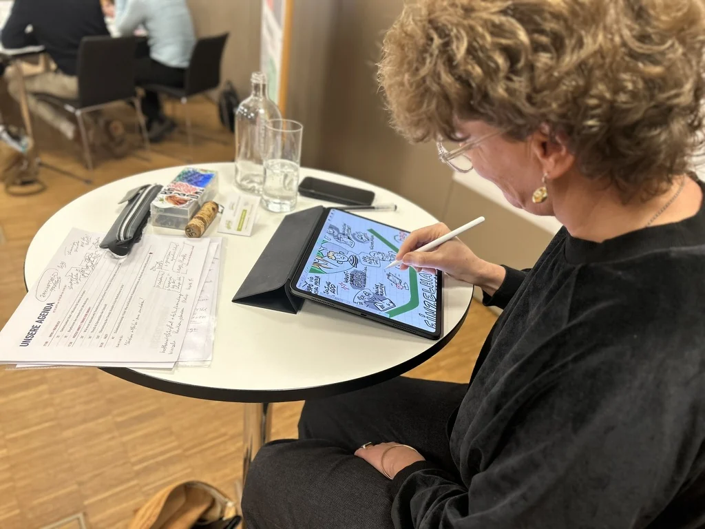Teilnehmerin arbeitet am Tablet an der Zukunftsbilanz