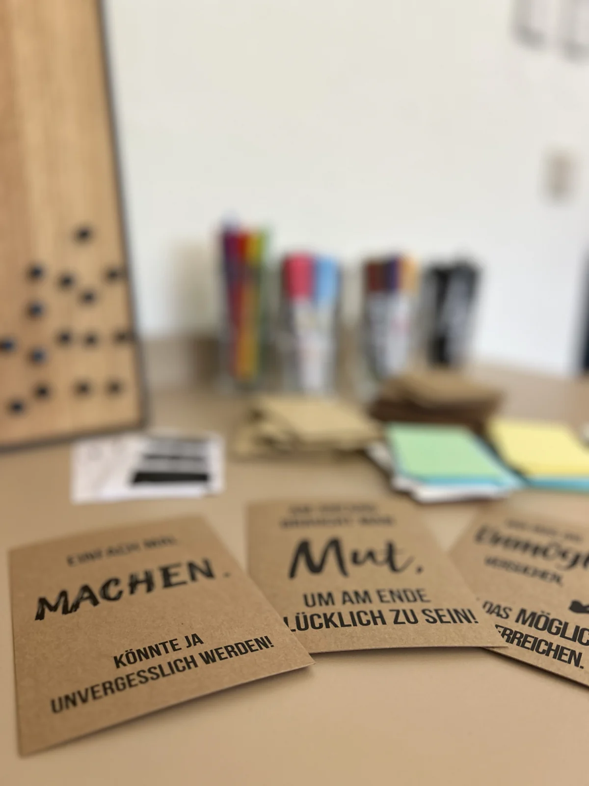 Karten mit den Worten Machen und Mut auf dem Workshop-Tisch